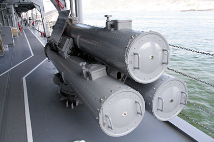 海上自衛隊　練習艦「あさぎり」　魚雷発射管（３連装短魚雷発射管）
