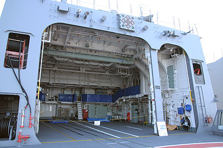 海上自衛隊　むらさめ型護衛艦「いなづま」のヘリポート