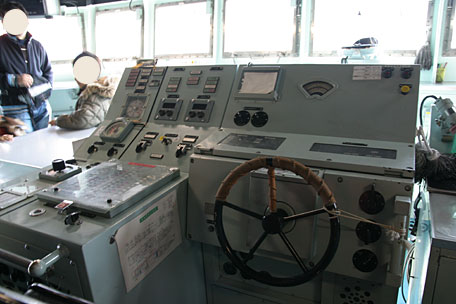 海上自衛隊　訓練支援艦「てんりゅう」 艦橋 操舵席