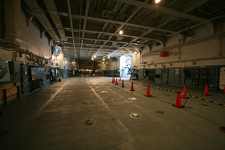 おおすみ型輸送艦３番艦LST-4003「くにさき」の艦内格納庫（車両格納庫）