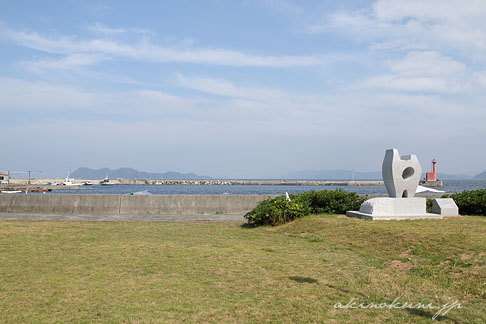 和田稔記念碑と港