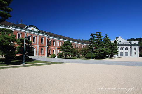 幹部候補生学校庁舎（旧海軍兵学校生徒館）と大講堂