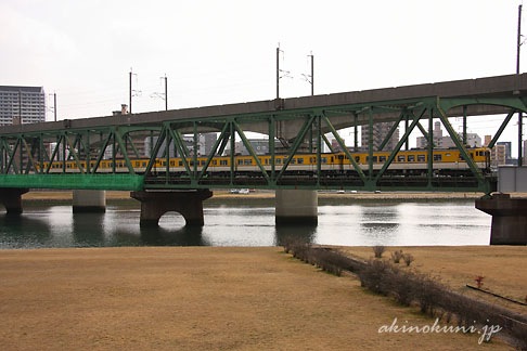 太田川放水路橋りょうを走るキハ40系5連