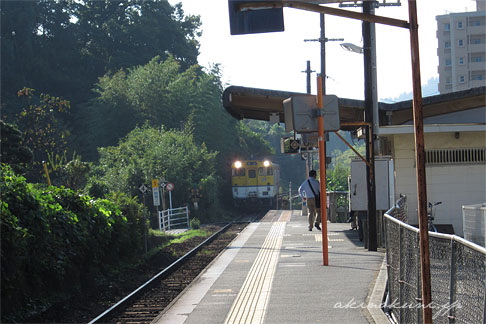 戸坂駅に入線する三次方面行きワンマン列車