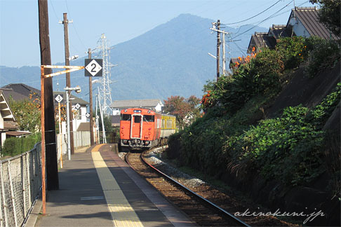 戸坂駅を出発した三次方面行きワンマン列車