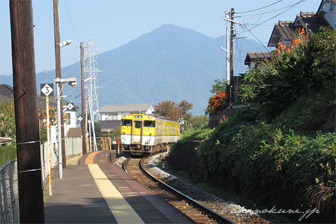 戸坂駅に入線する広島行きワンマン列車