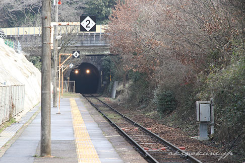 芸備線 上深川駅 トンネルを抜けてくるキハ 3847D