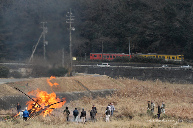 上深川駅近くの河原のとんど 火が入ってキハと撮ることができました