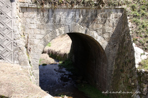 登録有形文化財（建造物）となる目鏡橋。近づいてみました