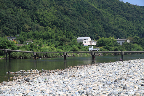 錦川にかかる沈下橋 守内橋を渡る軽トラック