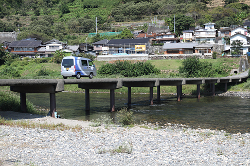 錦川にかかる沈下橋 細利橋を渡る軽ワンボックス