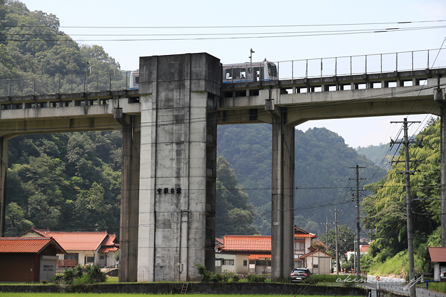 天空の駅 三江線宇都井駅に停車するキハ120系とシトロエンC4