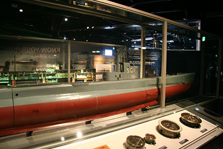 海上自衛隊呉史料館「てつのくじら館」の３階：潜水艦の活躍：初代くろしお（SS501）の模型とメータ