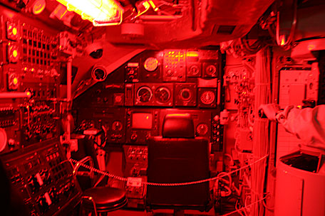 海上自衛隊呉史料館「てつのくじら館」の潜水艦「あきしお」：赤色灯の点灯