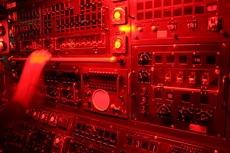 海上自衛隊呉史料館「てつのくじら館」の潜水艦「あきしお」：赤色灯の点灯