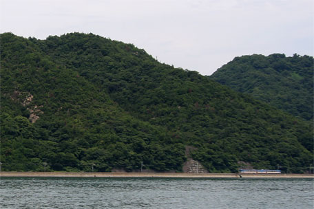 海上から呉線を走る瀬戸内マリンビューをみる