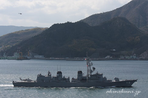 呉基地を出た護衛艦「さざなみ」を横から