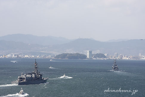 呉基地を出た護衛艦「さざなみ」「さみだれ」を後ろから