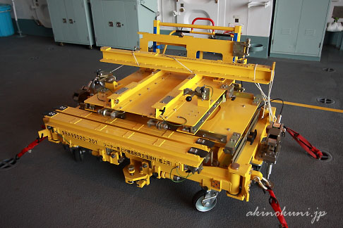 護衛艦 いなづま DD-105 ヘリコプターデッキにあったもの ソーナー巻上げ機着脱用支援器材(艦上用)