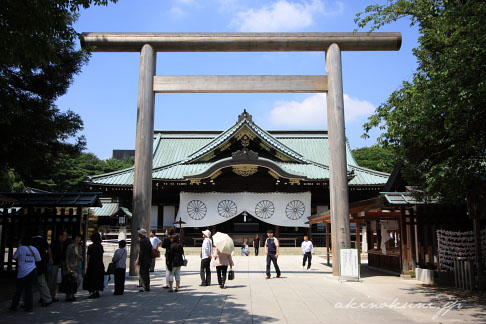 靖国神社 中門鳥居と拝殿