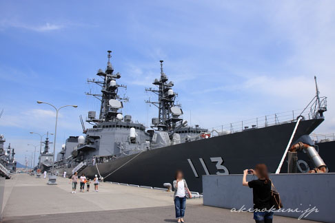 たかなみ型護衛艦「さざなみ」全景と記念写真を撮る女性