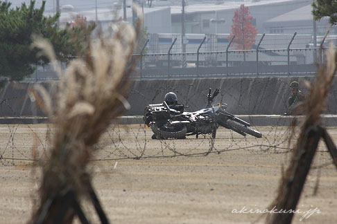 訓練展示 バイクを盾にし射撃する隊員