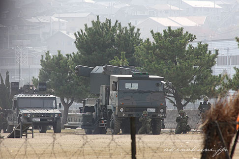 訓練展示 81式短距地対空離誘導弾の発射機、93式近距離地対空誘導弾をのせた高機動車