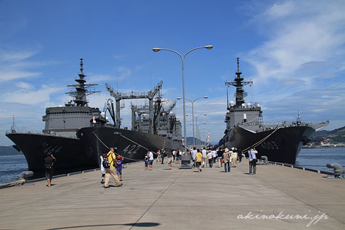 掃海母艦ぶんご MST-464（左）