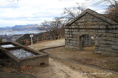 兵舎と貯水場