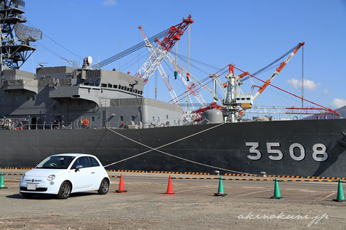 海上自衛隊呉基地Dバースの練習艦「かしま」とフィアット500