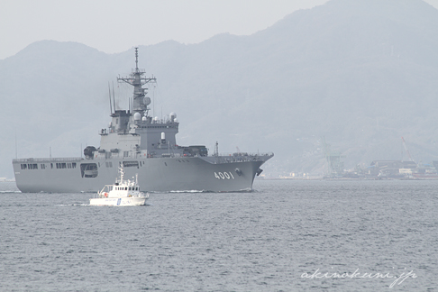 呉基地を出港した輸送艦「おおすみ」