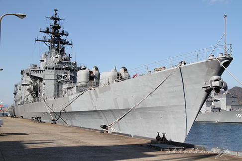 退役して呉基地係船堀Fバースに仮伯している元護衛艦ひえい（2012年1月8日）