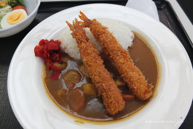 食堂のエビカレー