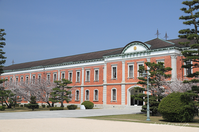 幹部候補生学校庁舎（旧海軍兵学校生徒館）と桜