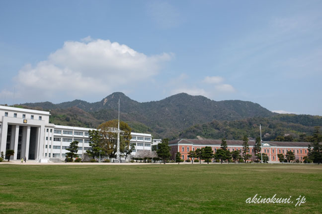 幹部候補生学校庁舎（旧海軍兵学校生徒館）と第1術科学校学生館（旧海軍兵学校西生徒館）