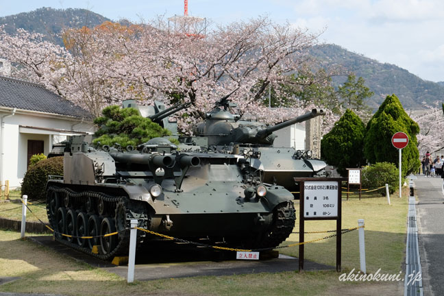 顕彰館　外の展示物　60式自走106ミリ無反動砲、M42ダスター自走高射機関砲　61式戦車