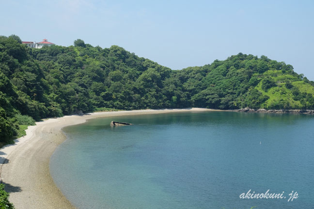 夕日岬からみるコンクリート製被曳航油槽船