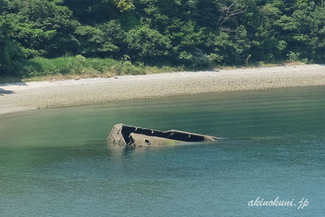 笠戸島のコンクリート製被曳航油槽船　１