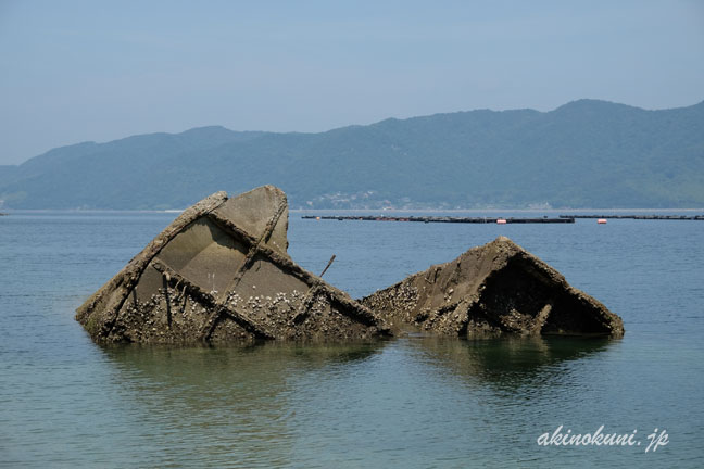 笠戸島のコンクリート製被曳航油槽船　３