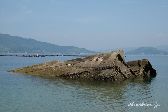 笠戸島のコンクリート製被曳航油槽船　４