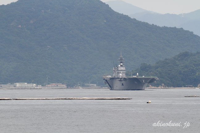 呉と江田島のあいだの水道にやってきた護衛艦「いずも」 1