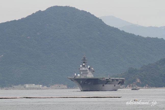 呉と江田島のあいだの水道にやってきた護衛艦「いずも」 2