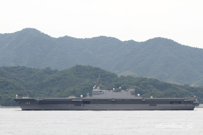 呉と江田島のあいだの水道にやってきた護衛艦「いずも」 5 真横から