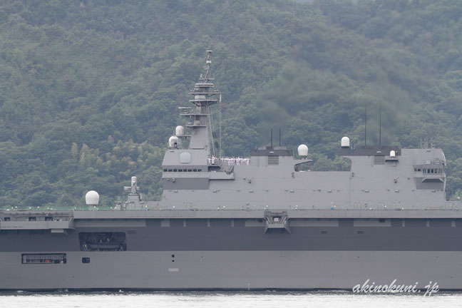 呉と江田島のあいだの水道にやってきた護衛艦「いずも」 6　艦橋など甲板上構築物