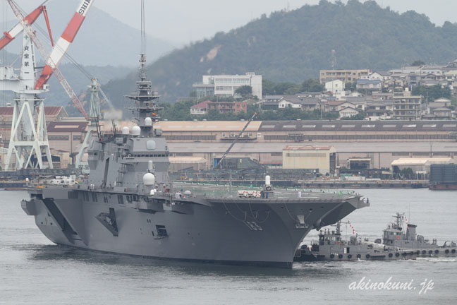 呉基地Fバースに接岸するために曳船（タグボート）に押される護衛艦「いずも」 1