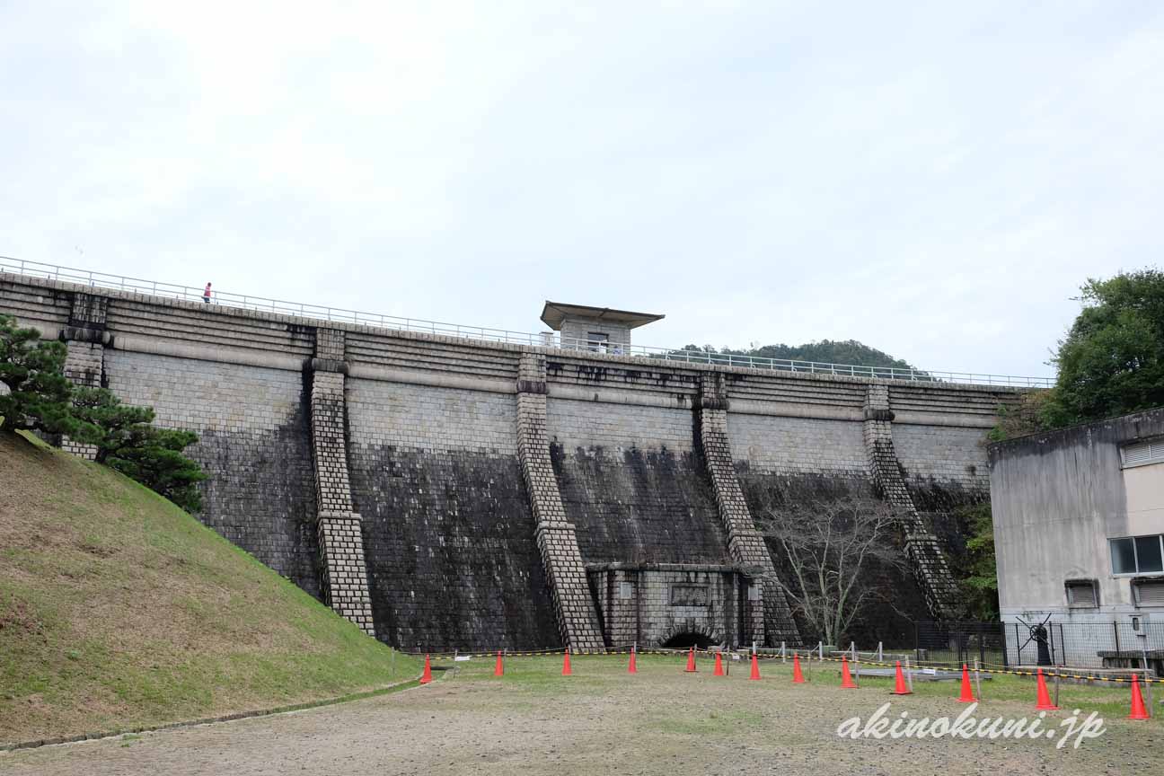 本庄水源地堰堤　下から