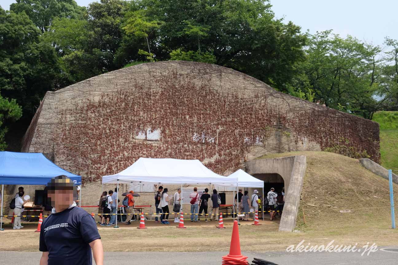 呉鎮守府司令部地下壕を海側からみる