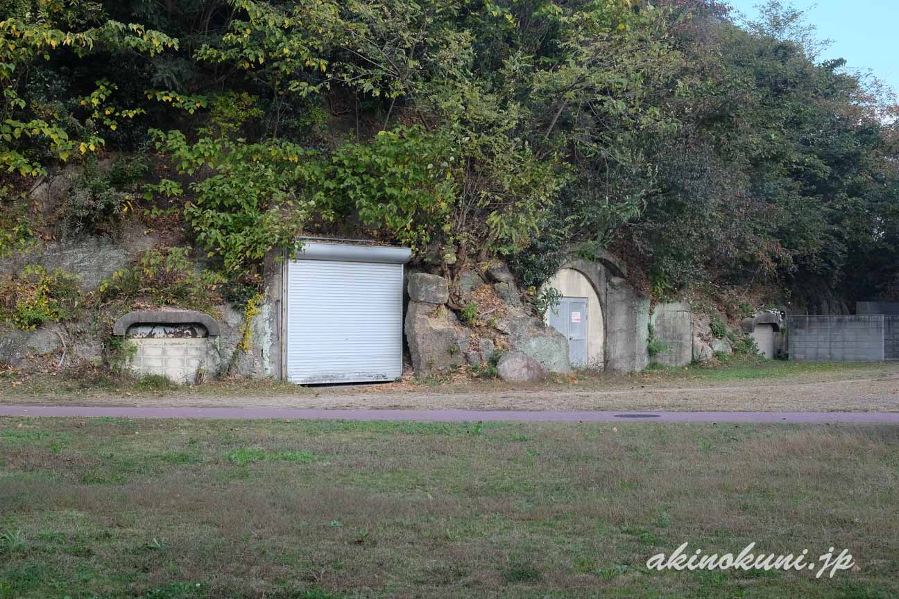 呉海軍工廠砲熕部火工場機械室の窓から見える地下壕のようなもの