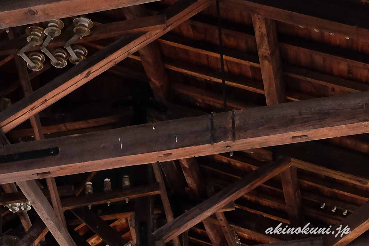 呉海軍工廠砲熕部火工場機械室 内部　天井にあるさまざまなモノ