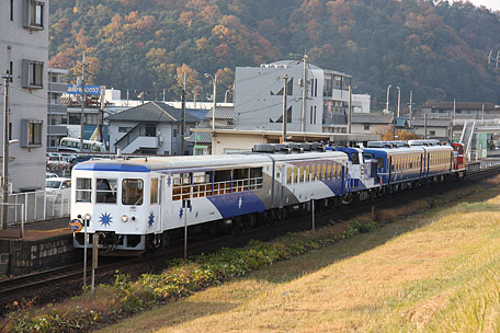 奥出雲おろち号、玖村駅にて